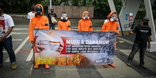 Aksi Walhi Kritik Kerusakan Hutan dan Iklim Indonesia