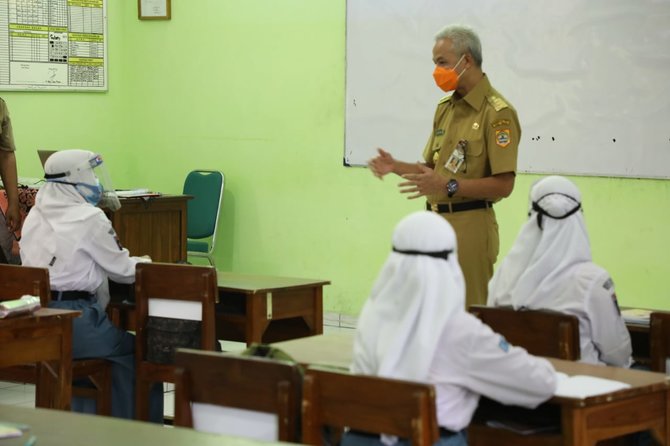 ganjar pranowo tinjau pembelajaran tatap muka