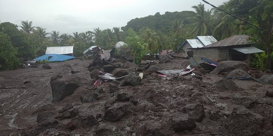 8.424 Warga NTT Mengungsi Dampak Siklon Tropis Seroja