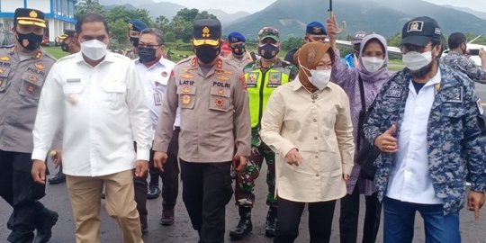 Tiba di NTT, Mensos Risma Naik Helikopter ke Adonara Bantu Korban Banjir