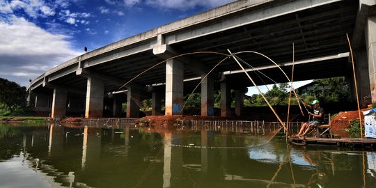 Potret Pencari Ikan di Setu Sasak Tinggi Pamulang