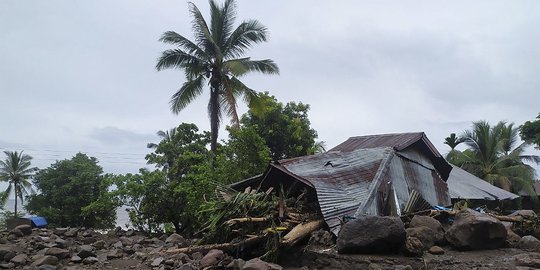 BMKG Buat Grup Whatsapp Pengungsi Banjir NTT untuk Beri Peringatan Dini Bencana