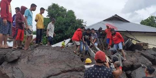 56 Jenazah Korban Banjir di Flores Timur Dimakamkan secara Massal