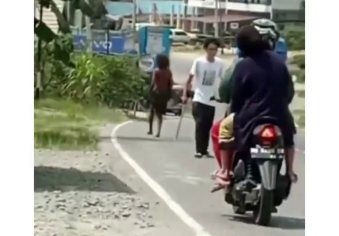 viral odgj dipukuli pemuda pakai sapu warga teriak histeris