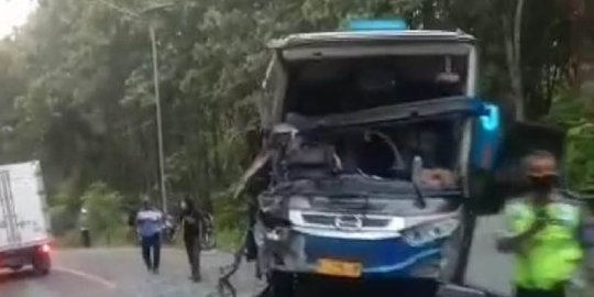 Bus Sumber Selamat 'Adu Banteng' dengan Mira di Ngawi, 6 Orang Terluka