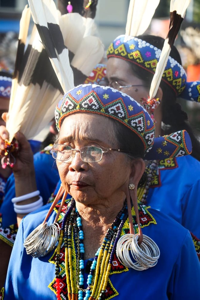 simbol cantik telinga panjang wanita dayak yang mulai punah