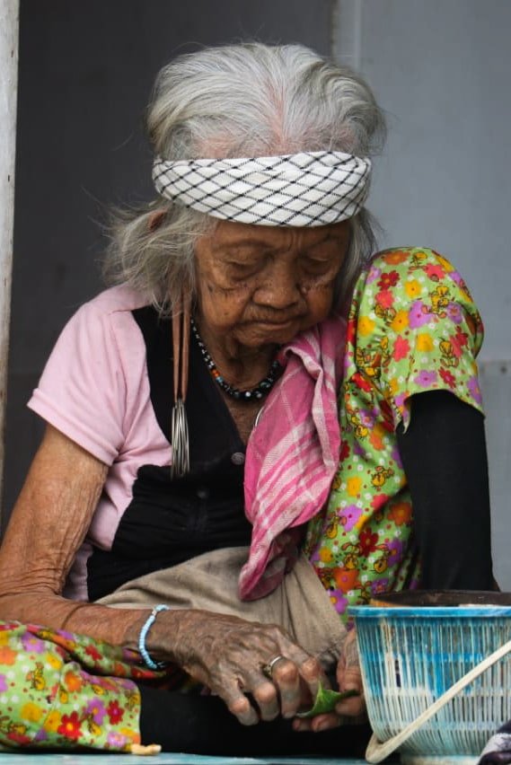 simbol cantik telinga panjang wanita dayak yang mulai punah