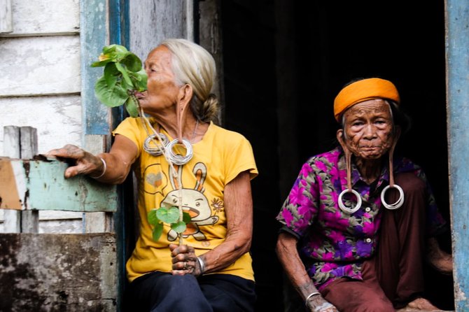 simbol cantik telinga panjang wanita dayak yang mulai punah