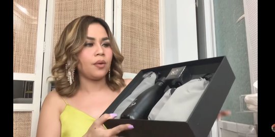 Reaksi Melaney Ricardo Usai Unboxing Souvenir Atta-Aurel: Oke Banget, Kepake!