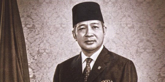 Potret Lawas Presiden Soeharto dengan Nelayan, Rokok di Tangannya Jadi Sorotan