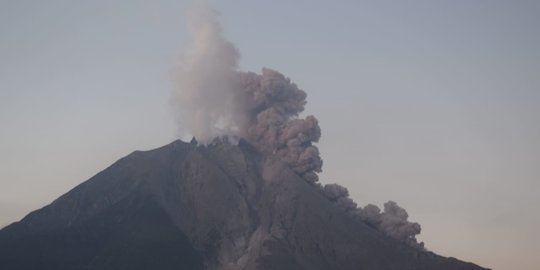 Gunung Sinabung Kembali Luncurkan Abu Vulkanik Sejauh 1.000 Meter