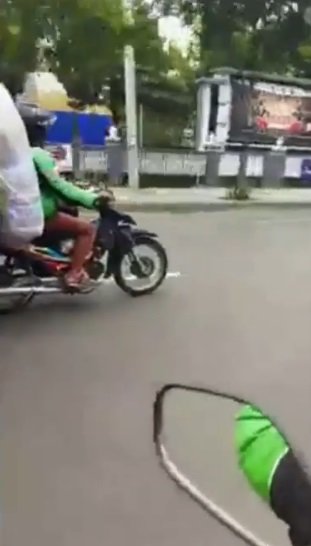 viral video pengemudi ojek online angkut kasur dengan motor