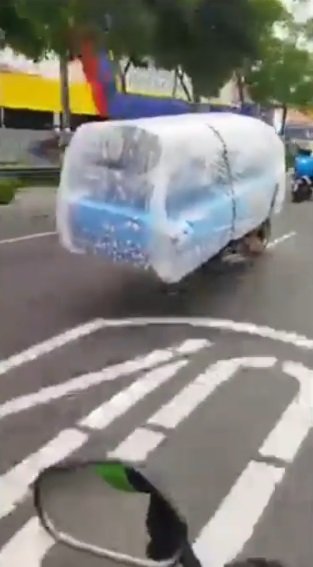 viral video pengemudi ojek online angkut kasur dengan motor