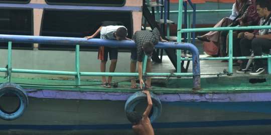 Aksi Anak Tangguh Pemburu Receh di Danau Toba