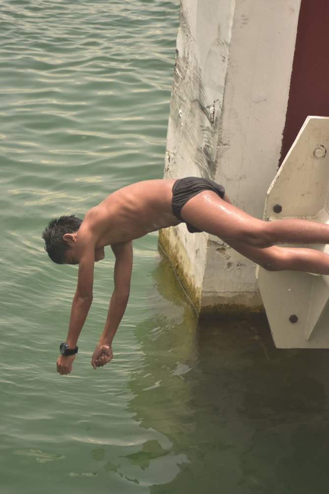 aksi anak tangguh pemburu receh di danau toba