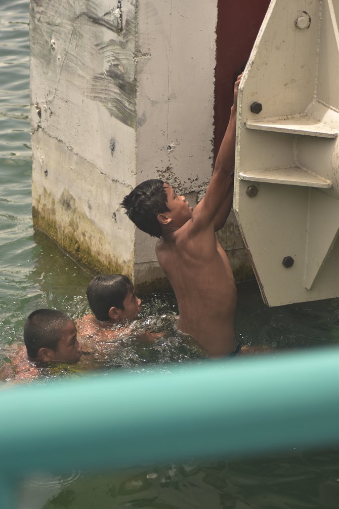 aksi anak tangguh pemburu receh di danau toba