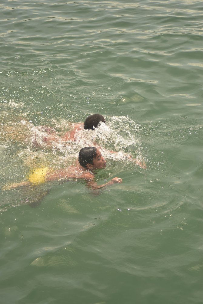 aksi anak tangguh pemburu receh di danau toba