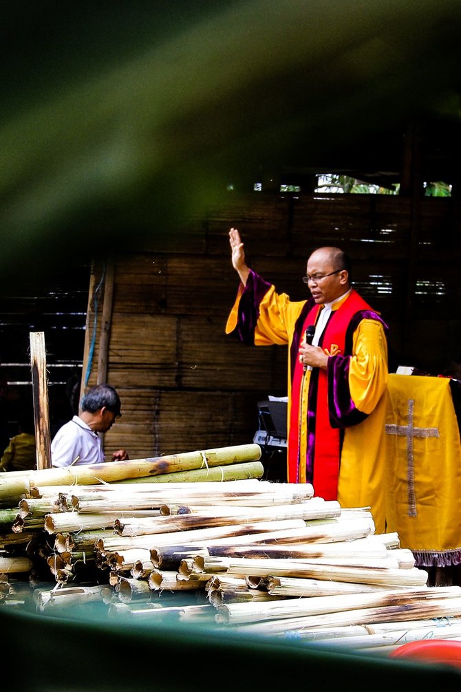 serunya ritual sisemba duel kaki pasca panen padi di toraja