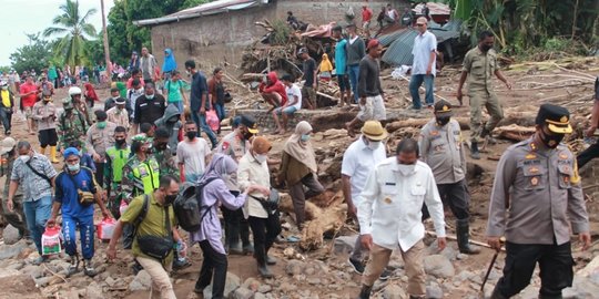 Tinjau Banjir dan Longsor Adonara-Lembata, Mensos Risma Salurkan Bantuan Rp2,5 M