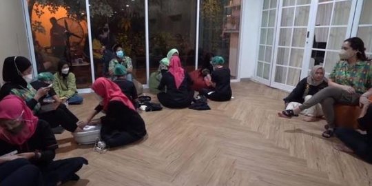Sambil Meeting Nagita Slavina Ajak Karyawan Mani-Pedi Bareng, Disebut Bos Idaman