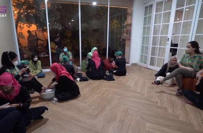 nagita slavina dan karyawan