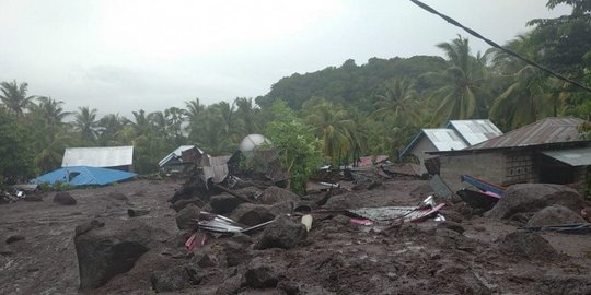 Polda NTT Kerahkan 500 Personel ke Bantu Korban Banjir di Lembata dan Adonara