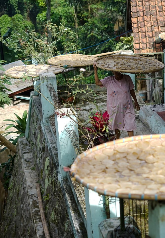 97 tahun kampung cirendeu tak bergantung nasi