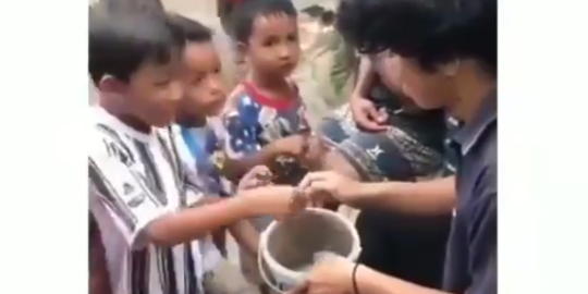 Ceritanya Viral, Pria Ini Niat Bikin Kolam Ikan Malah Jadi Wahana Bermain Anak-anak