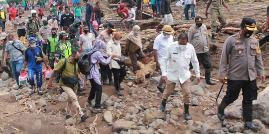 Mensos Risma Cerita Sulitnya Salurkan Bantuan ke Korban Bencana di NTT