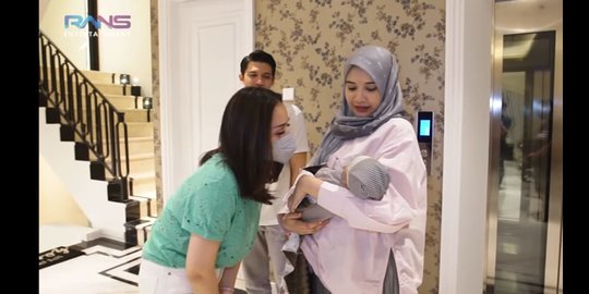 Nagita Slavina Shock Lupa Lepas Label Harga dan Bon Hadiah Buat Baby Ukkasya