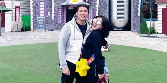 5 Potret Terbaru Syahrini Liburan di Osaka Jepang, Makin Romantis dengan Suami