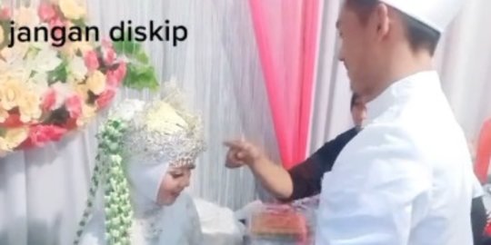 Momen Pengantin Pria Malu-Malu Kucing saat Diminta Cium Istrinya, Bikin Baper