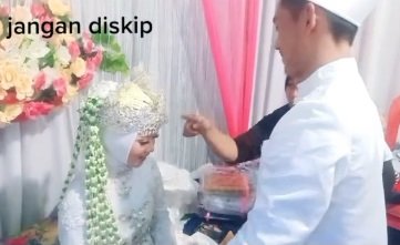 pengantin pria malu malu kucing saat diminta cium istrinya