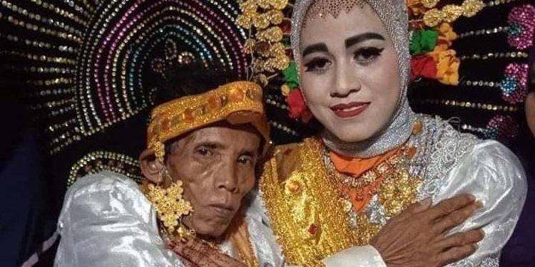 Viral Seorang Kakek Nikahi Gadis Usia 19 Tahun Di Sulawesi Selatan