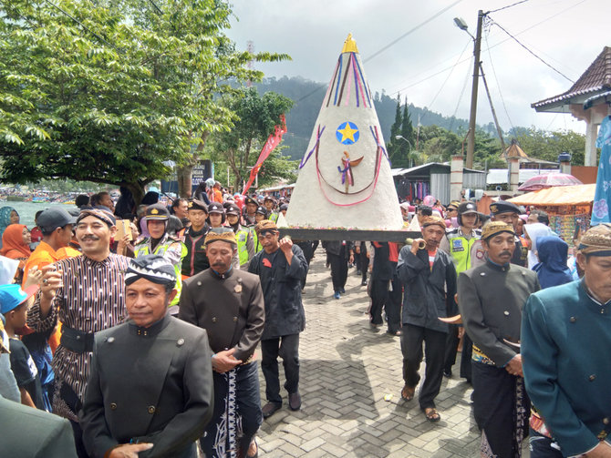 labuhan sarangan tradisi sambut ramadan di magetan