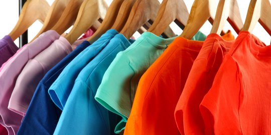 6 Cara Menghilangkan Bau Apek pada Baju Secara Efektif, Harum dan Bebas Lembap