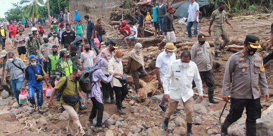 Kembali ke NTT, Mensos Pastikan Kebutuhan Korban Bencana Terpenuhi