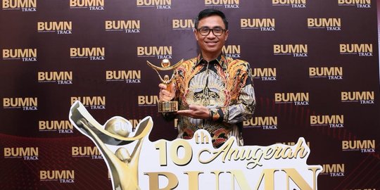 Dirut Pos Indonesia Raih CEO BUMN Terbaik Driving Transformation 2021