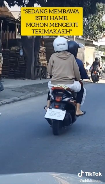 pengendara ini pasang tulisan di belakang motor karena istri lagi hamil