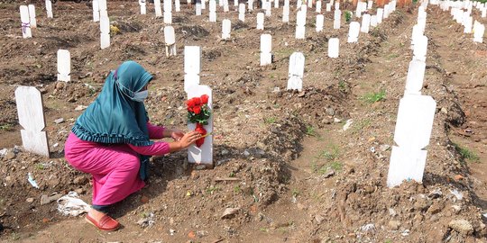 Jelang Ramadan, TPU Khusus Covid-19 di Srengseng Sawah Didatangi Peziarah