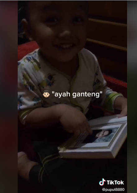 viral video balita panggil ayah di buku yasin