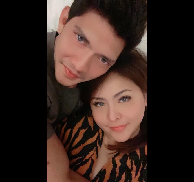 keluarga pasangan audy dan iko uwais