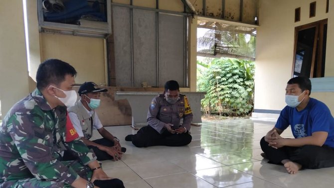 tiga pilar kelurahan bedahan mendatangi kediaman winardi menyampaikan keresahan masyarakat terkait dugaan imam mahdi