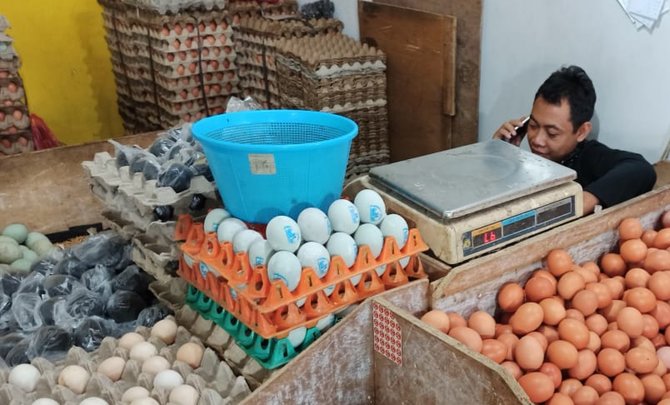 pedagang di pasar tradisional