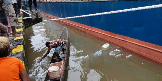 Viral Video Polisi di Mimika Buang Miras Beserta Botol ke Laut