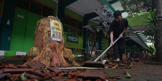 Reruntuhan Pascagempa di SMKN 1 Turen Mulai Dibersihkan