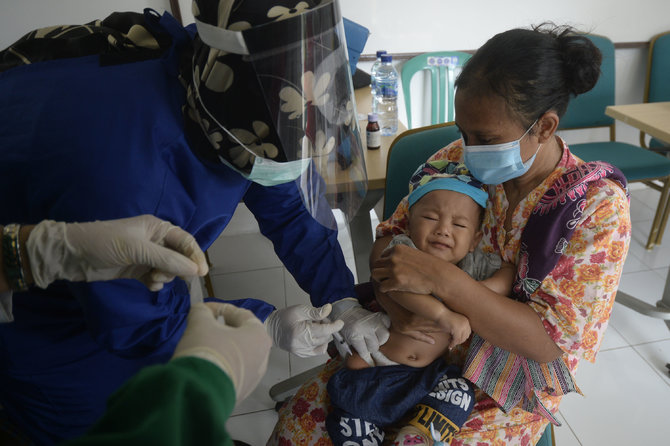 anak anak diberi vaksin campak pentablo dan polio