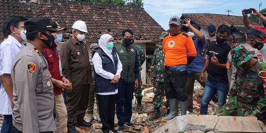 Khofifah Instruksikan Tiga Layanan Dasar Prioritas Perbaikan Akibat Gempa