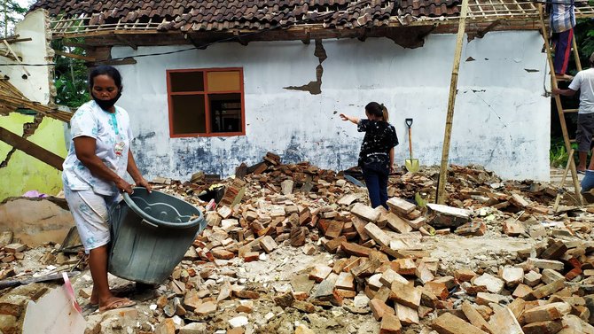 mujiati korban gempa di malang