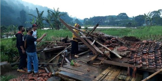 Sedang Berteduh, Dua Petani Tewas Tertimpa Bangunan Ambruk di Cianjur